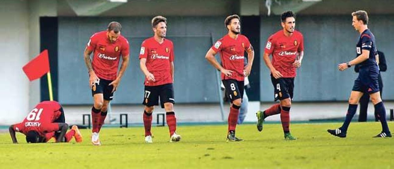 Sissoko besa el césped del Iberostar Estadio tras celebrar el gol con sus compañeros que dio el triunfo al Mallorca.