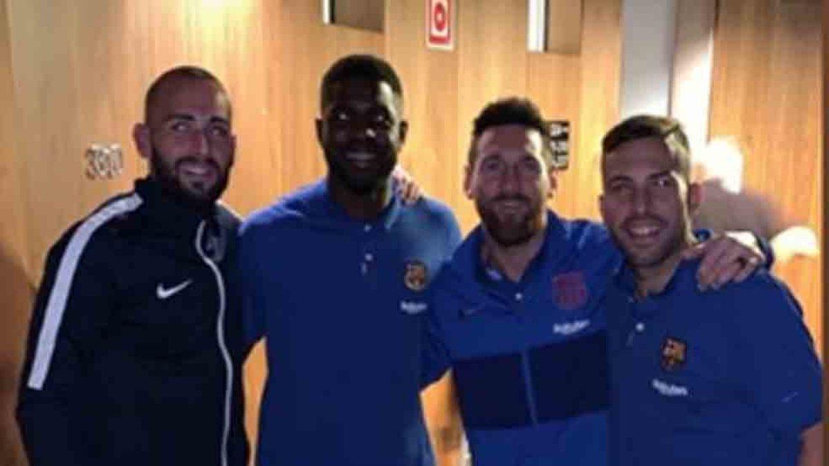 Aleix Vidal, junto a Umtiti, Messi y Jordi Alba