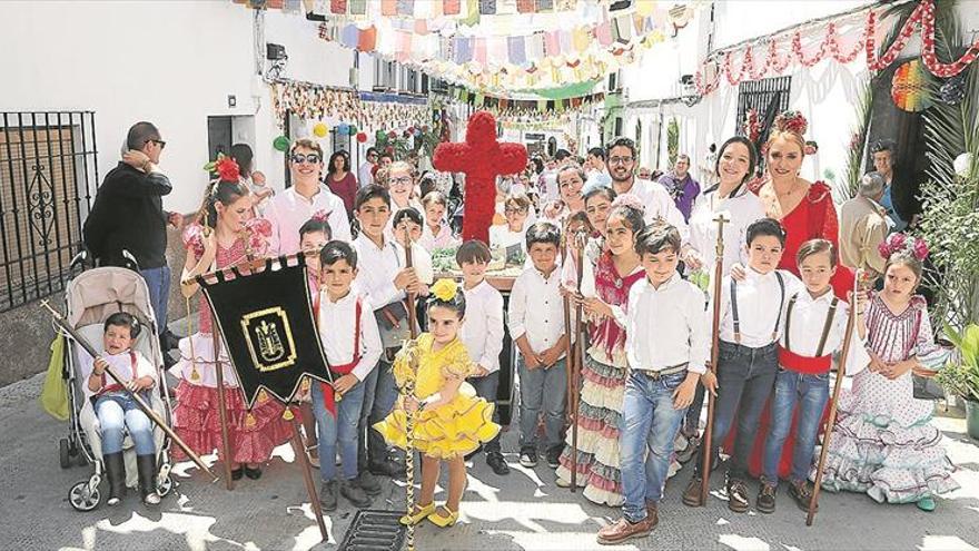 El Barrio de la Cruz se viste de gala para conmemorar la llegada de la primavera