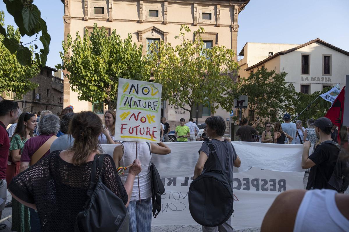 Imatges de la protesta en contra del projecte d'ampliació del polígon del Prat, el dia que s'ha suspès el ple municipal per un ciberatac