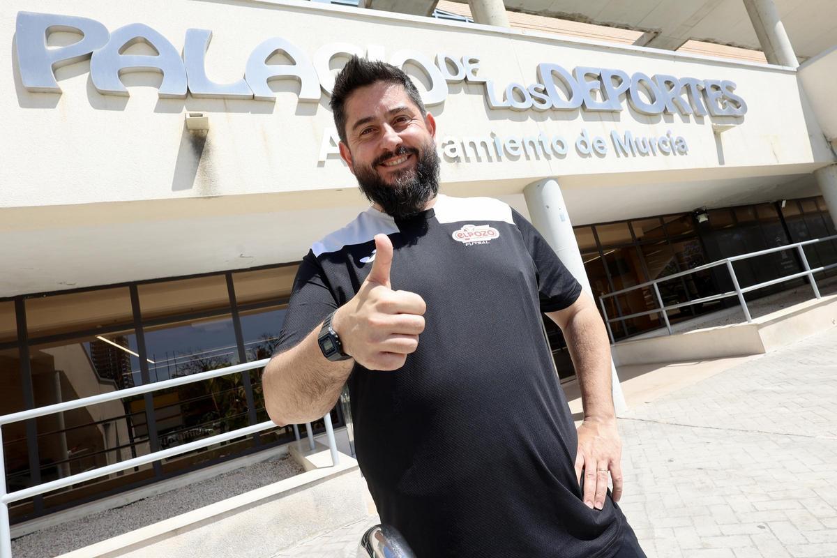 Josan González, en la puerta del Palacio de los Deportes con motivo de la entrevista con La Opinión