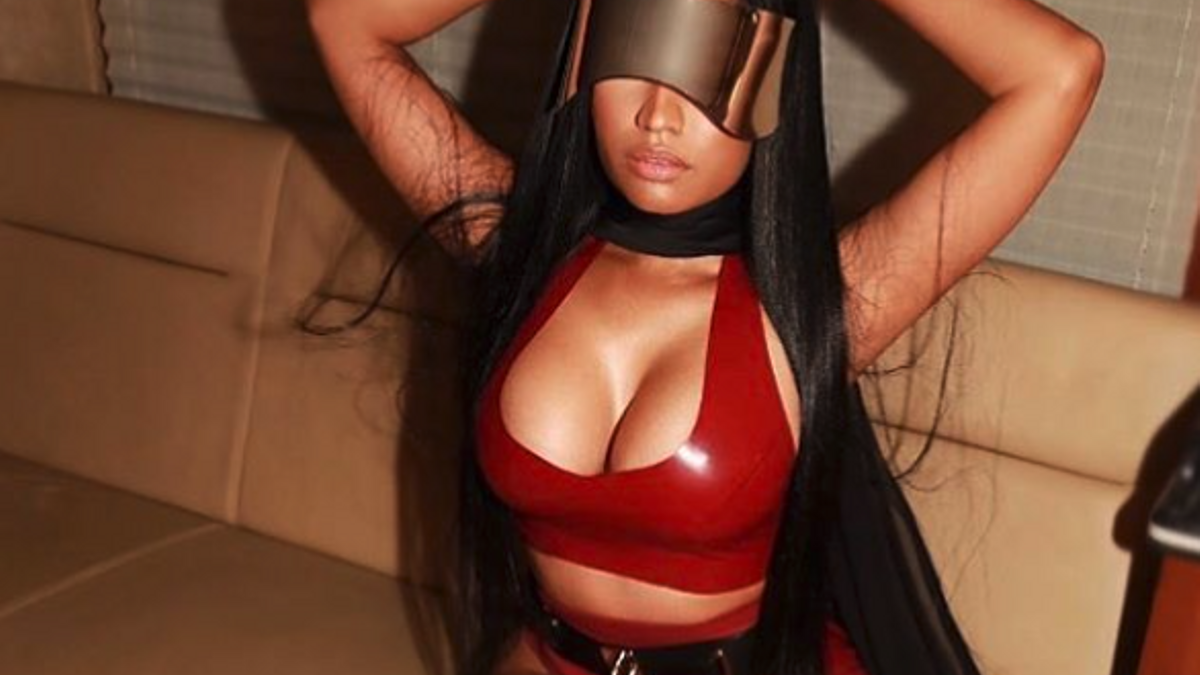 Nicki Minaj enciende París con un pecho descubierto