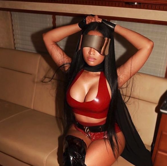 Nicki Minaj sorprende en París con un pecho desnudo