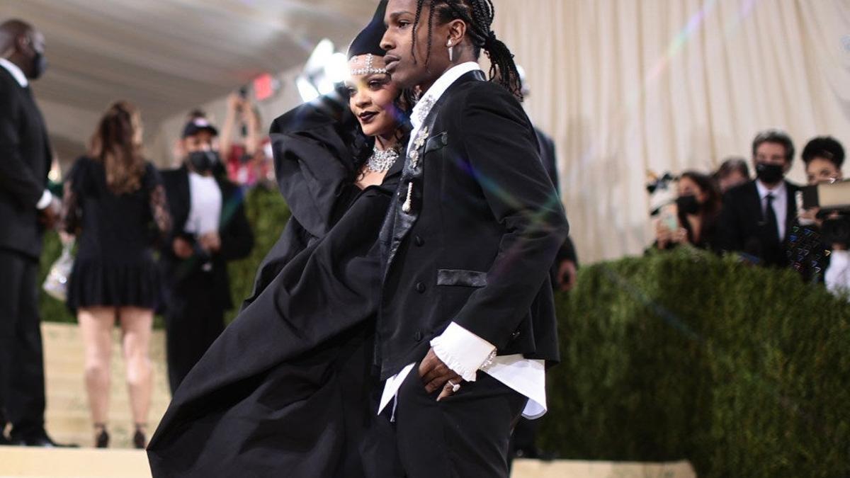 Rihanna y A$AP Rocky muy amorosos en la Met Gala 2021