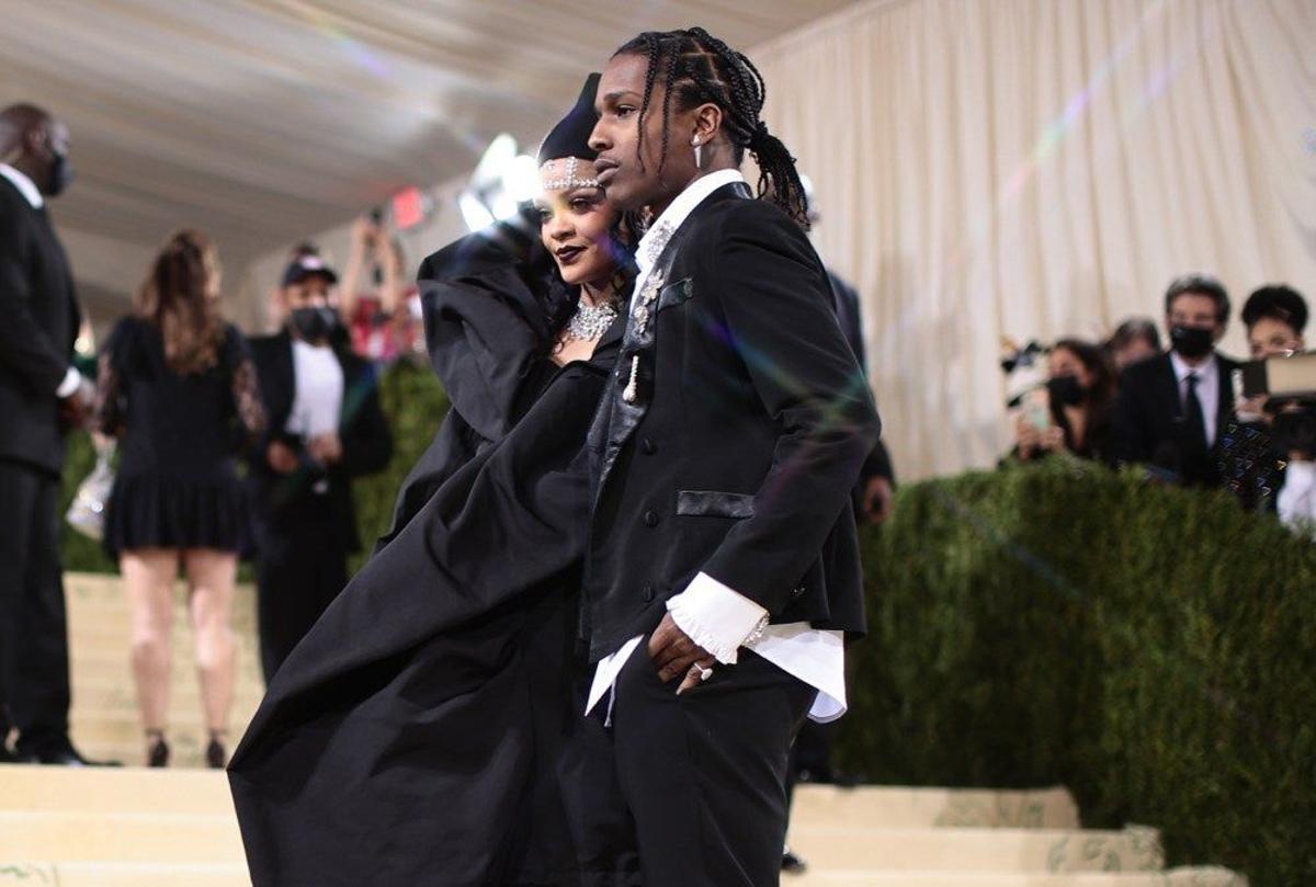 Rihanna y A$AP Rocky muy amorosos en la Met Gala 2021
