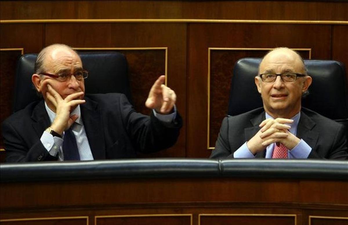 El ministre de l’Interior Jorge Fernández Díaz (esquerra), el 13 de febrer al Congrés, amb el titular d’Hisenda, Cristóbal Montoro. AGUSTÍN CATALÁN