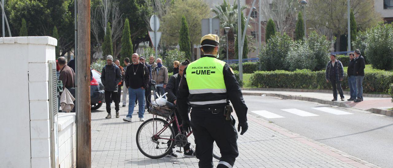 Un efectivo de la UME en las inmediaciones del albergue municipal en imagen de archivo.