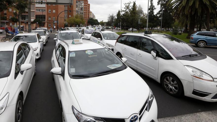 Diez taxistas, denunciados por publicitar clubes de alterne en sus coches