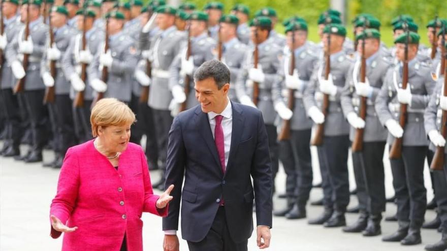 Merkel recibe con honores militares a Sanchez