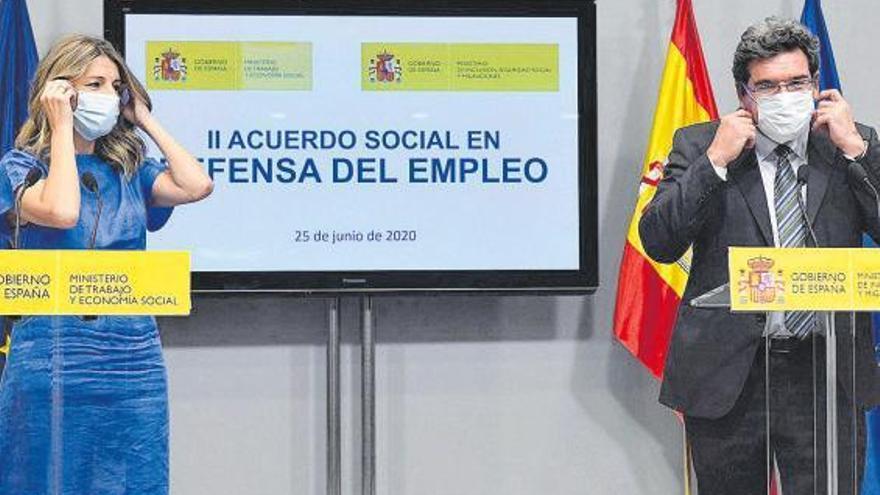 Yolanda Díaz y José Luis Escrivá, ayer durante la presentación de los acuerdos.