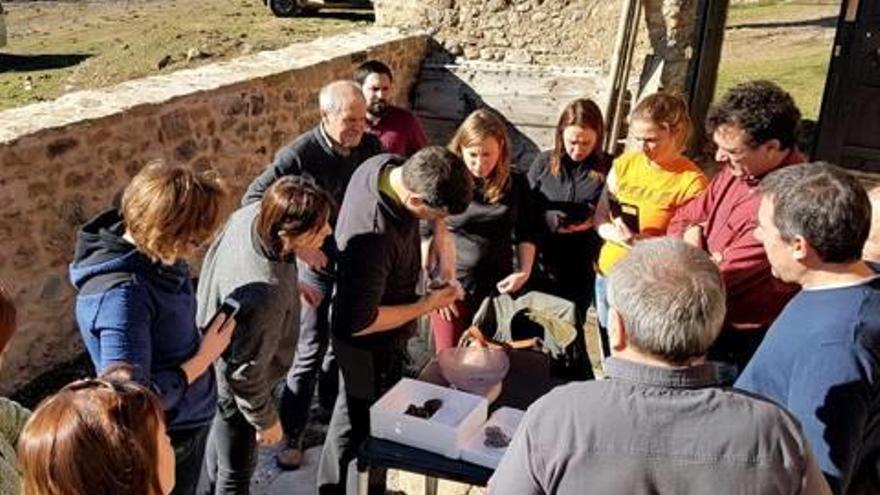 A dalt de Busa, aprenent sobre el cultiu de la tòfona