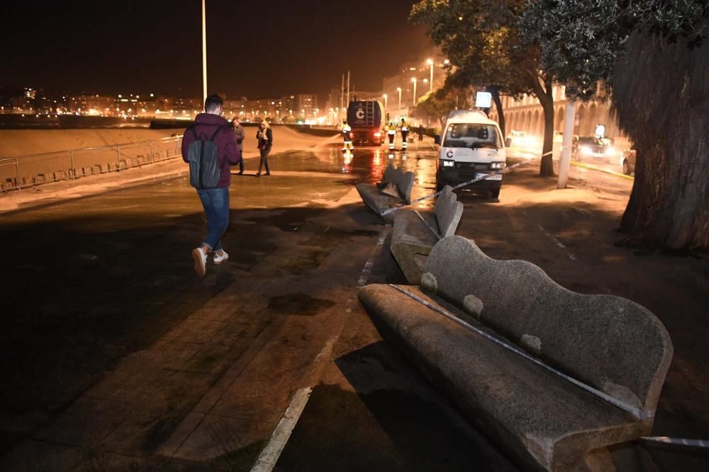 Las olas del temporal llegan al paseo marítimo