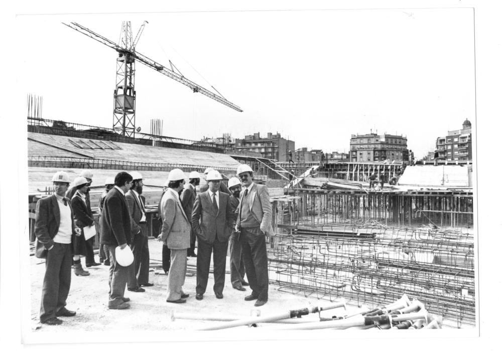 Fotografía tomada el 27 de febrero de 1986, en la que, el alcalde de entonces, Ricard Pérez Casado, entre otros, visita las obras de lo que sería el Palau de la Música.