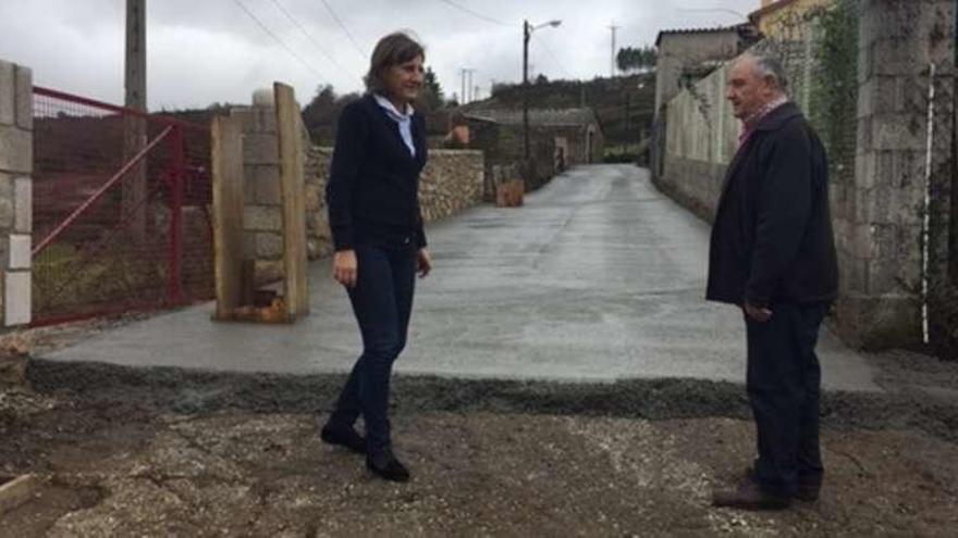 Belén Cachafeiro, supervisando la pavimentación del acceso a O Forno.