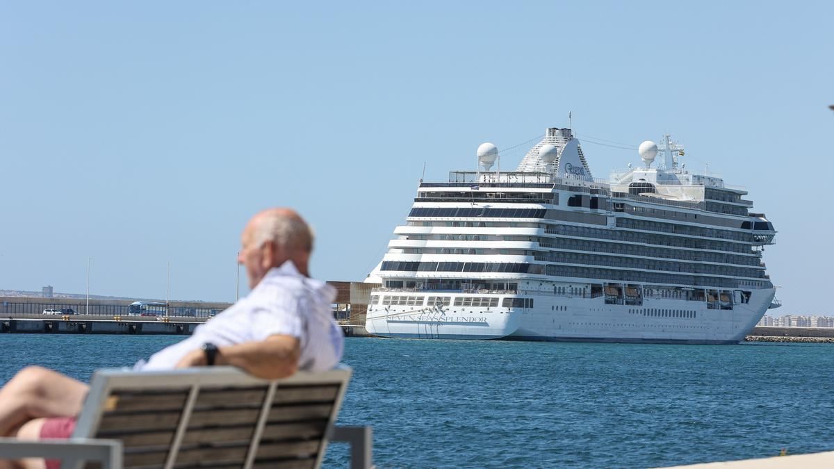 Imagen de uno de los últimos cruceros que han llegado a Alicante este años.