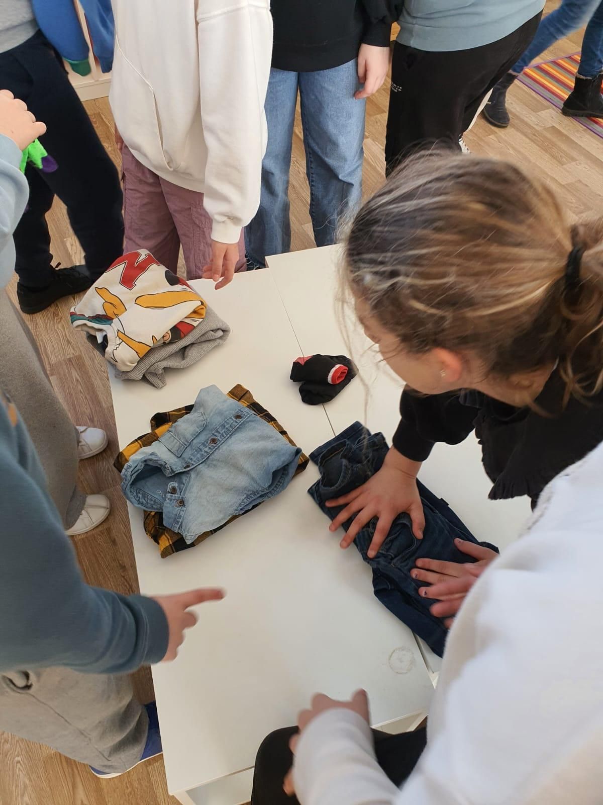 Niños y niñas de Valga realizando labores domésticas en igualdad.