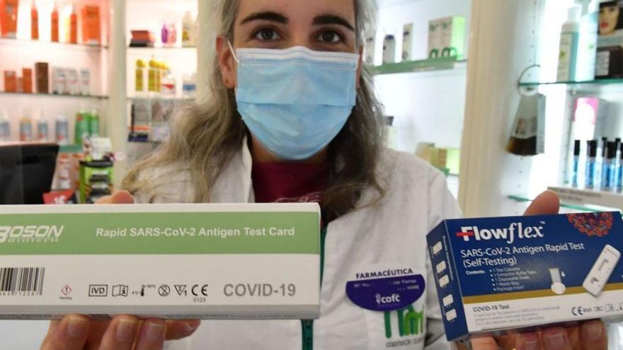 Una farmacéutica muestra test de antígeno Covid-19, cuya venta se ha vuelto a disparar.