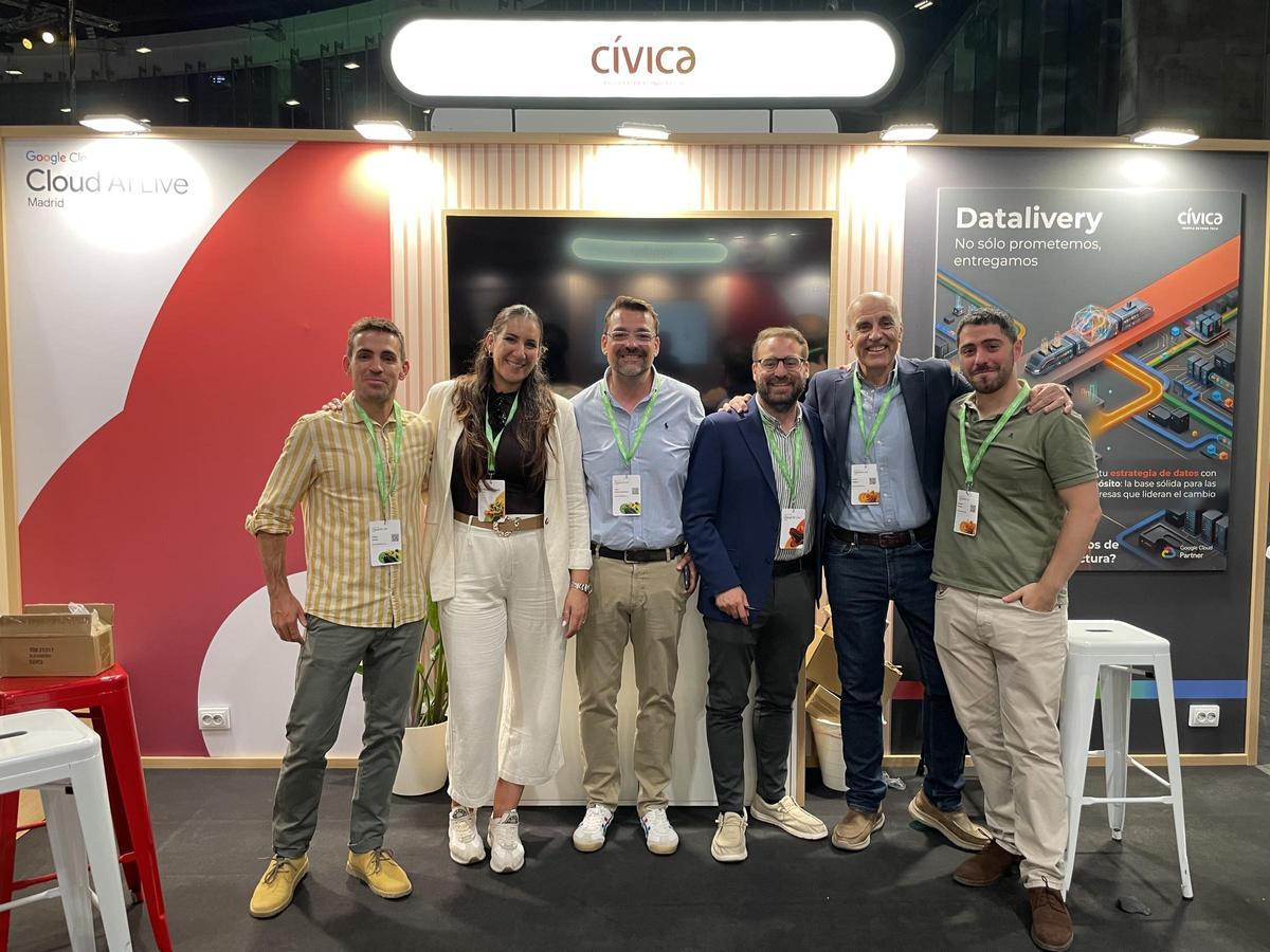 Integrantes del equipo comercial de Cívica, juntos en una feria de negocios del sector tecnología digital.
