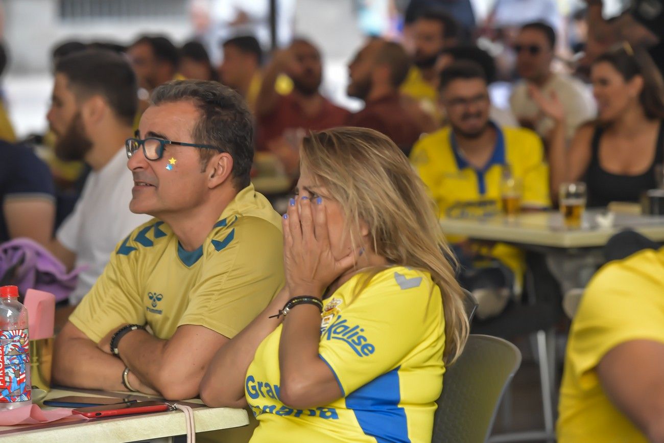 Aficionados de la UD ven la retransmisión del derbi canario en el Pilar