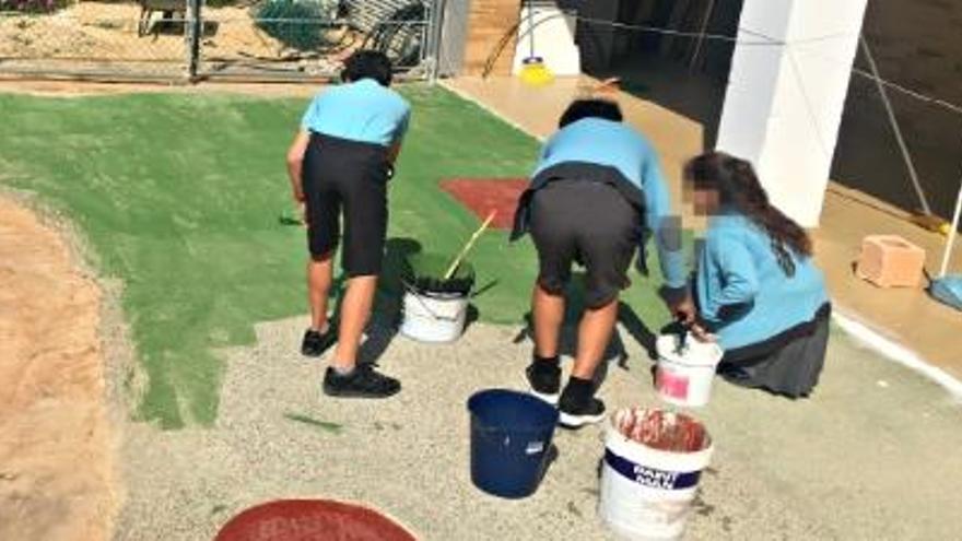 Los alumnos pintando en el patio el camino contra el acoso escolar