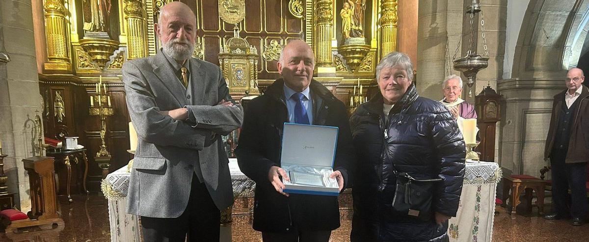 Por la izquierda, Arturo Llamazares, hermano mayor de la Cofradía Nuestra Señora de los Dolores; Jesús Jerónimo Rodríguez, pregonero, y Obdulia Fernández, hermana mayor de la Cofradía Nuestra Señora del Rosario. | P. A.