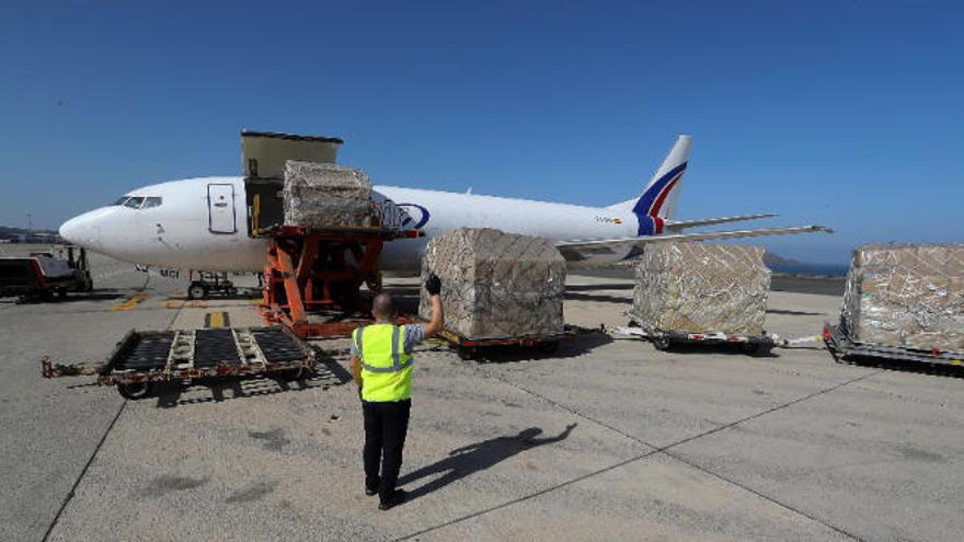 Un avión con un millón de mascarillas y otro material sanitario en el momento de descargar en Canarias procedente de China.