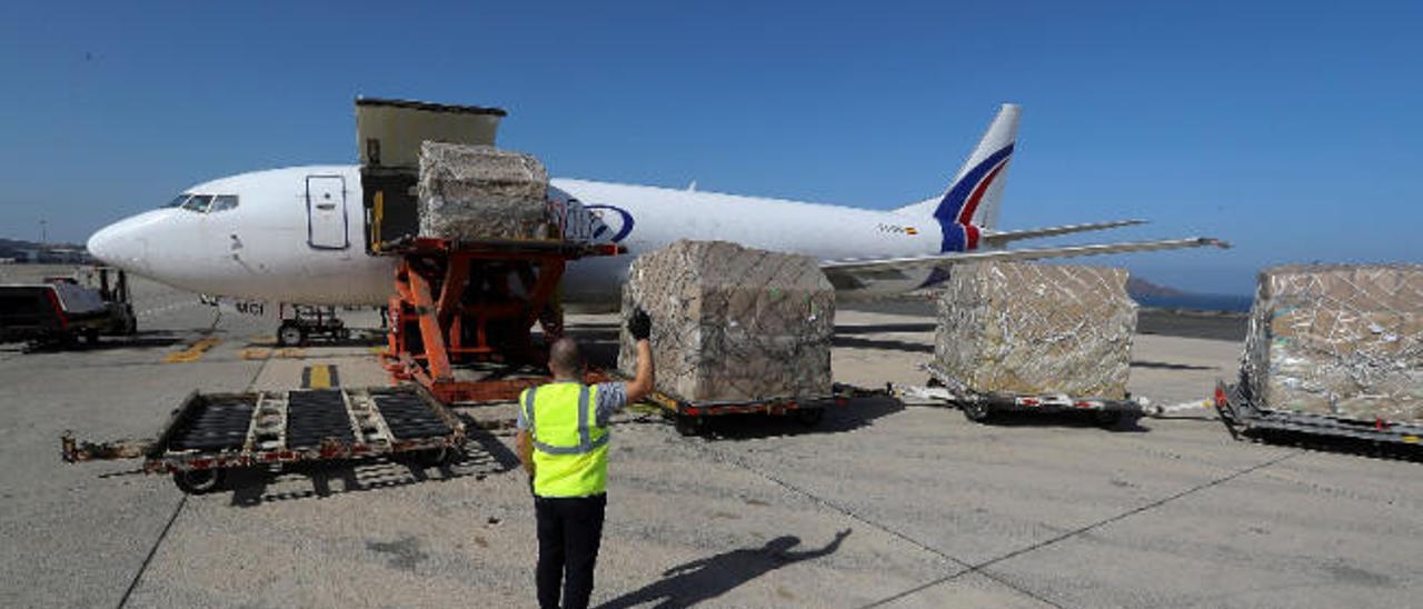 Un avión con un millón de mascarillas y otro material sanitario en el momento de descargar en Canarias procedente de China.