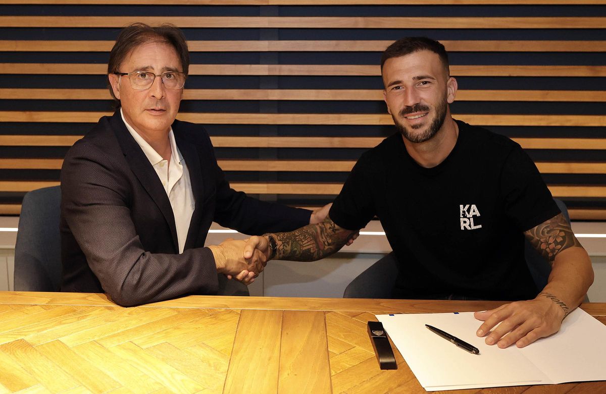 Loren y Dioni, firmando el contrato.