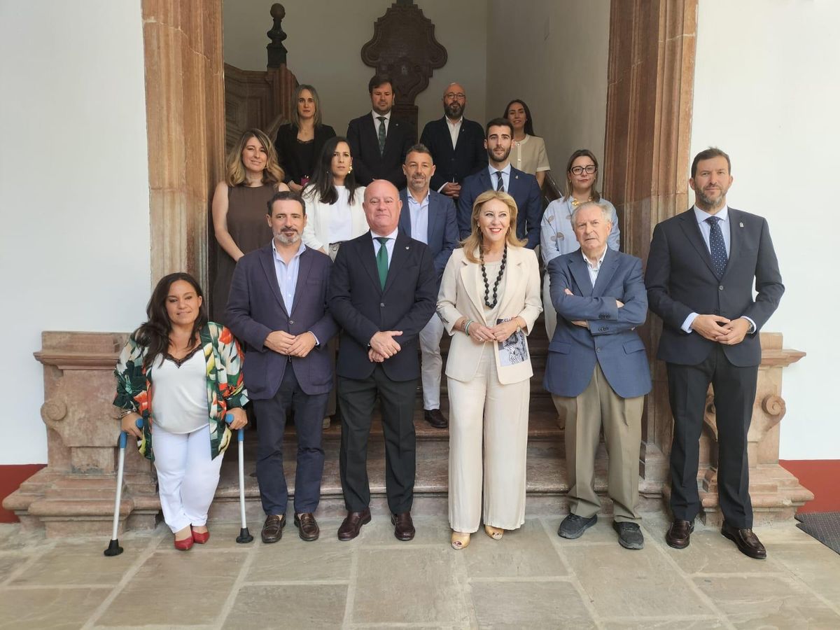 Foto de familia de los participantes en la firma del acuerdo.
