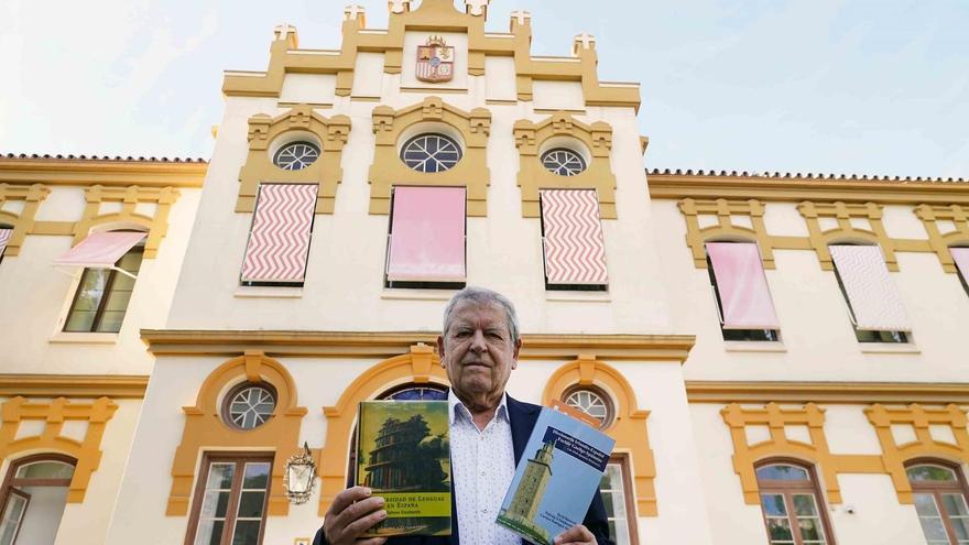 José Antonio Sierra, con un par de libros sobre las lenguas, delante de La Térmica, este mes.