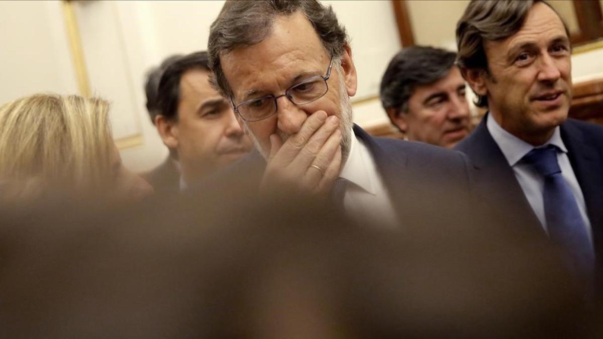 Mariano Rajoy sale del Congreso tras el primer rechazo a su candidatura.