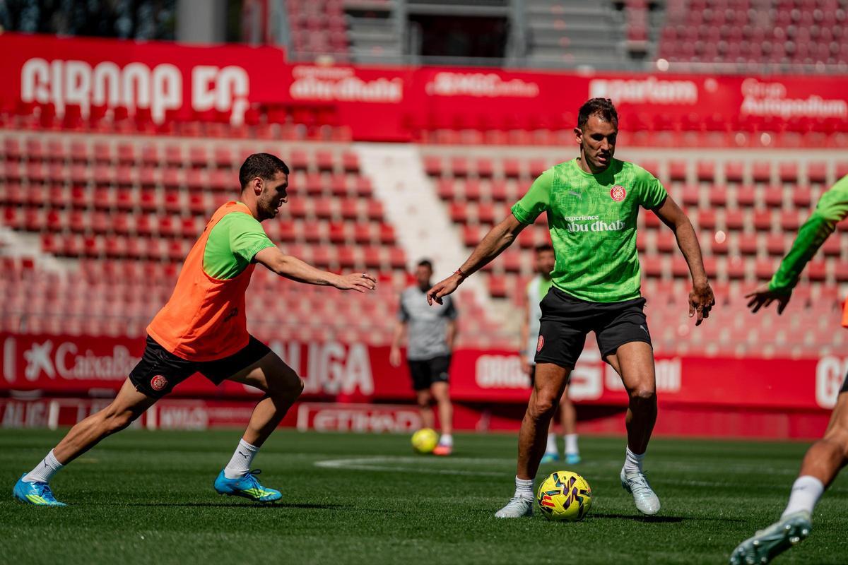 Cristhian Stuani, en l’entrenament d’ahir a l’estadi de Montilivi, controlant una pilota davant la pressió d’Abel Ruiz.