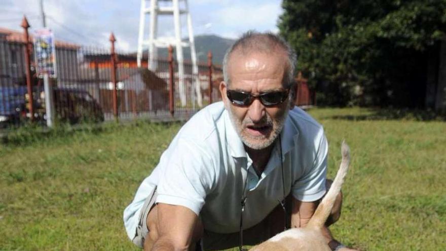 Jesús Leirós, con la perra Carmen que se recupera satisfactoriamente de la operación.