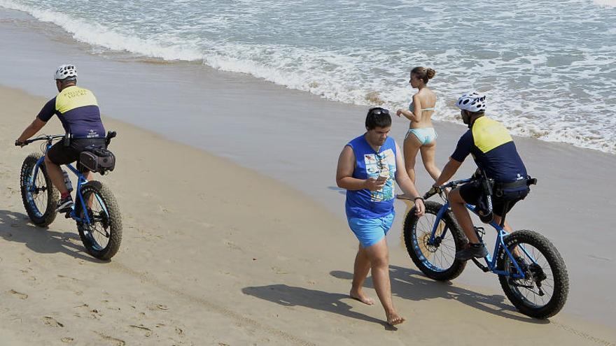 Una patrulla recorre la playa de Arenales del Sol, en bicicleta, en una imagen de archivo