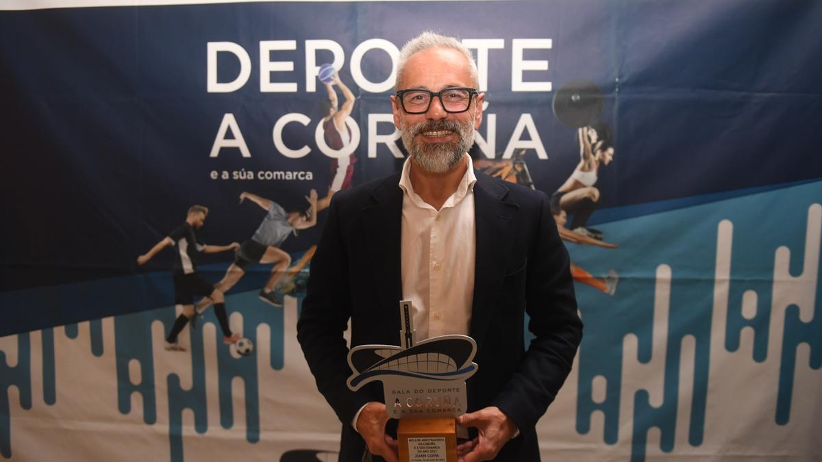 Juan Copa, con el premio a mejor entrenador en la Gala do Deporte da Coruña e a súa Comarca.
