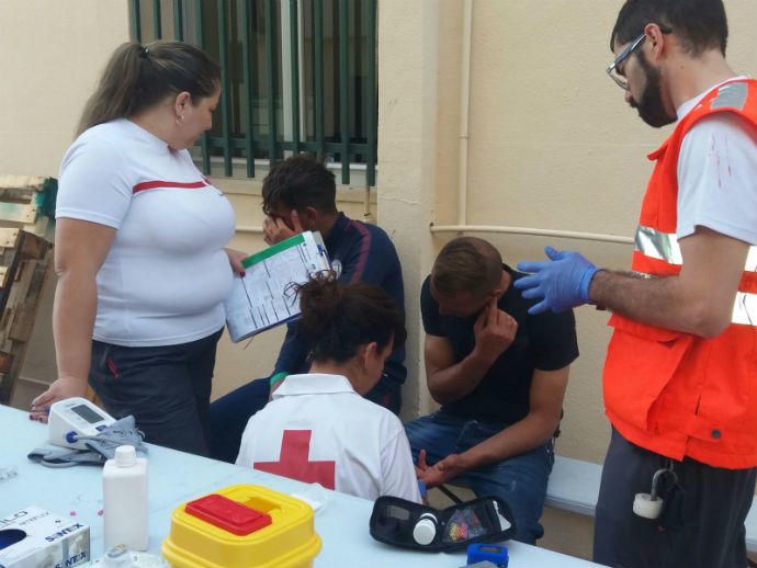 La embarcación ha llegado a la costa a las 8.00 horas y los ocupantes de la embarcación han sido trasladados al cuarte de la Guardia Civil