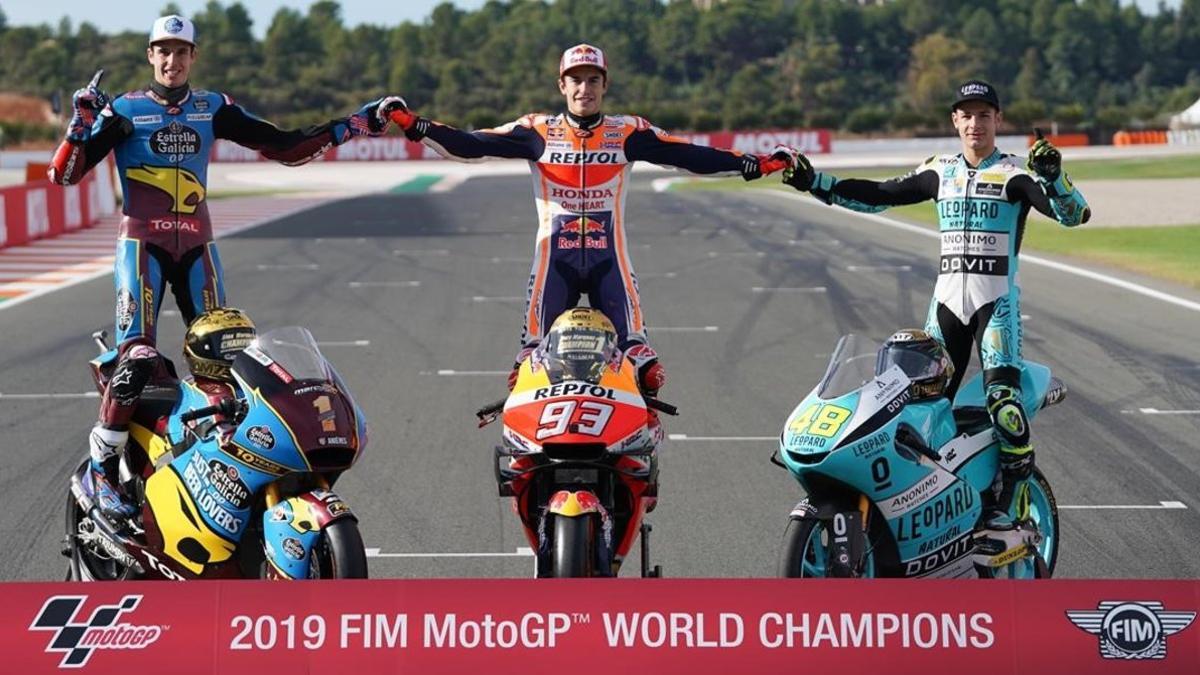 Àlex Márquez (Kalex, Moto2), Marc Márquez (Honda, MotoGP) y Lorenzo Dalla Porta (Honda, Moto3) han protagonizado,esta misma mañana, antes de las carreras, la foto de los campeones 2019.