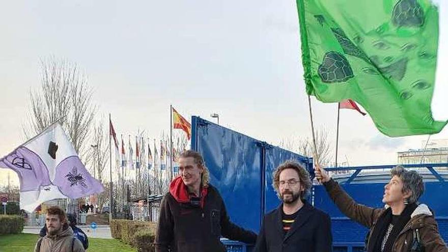 Protesta, ayer, de los activistas de Extintion Rebellion, con la que trataban de enviar un mensaje claro: &quot;Nos vamos a la mierda&quot;. // E.P.