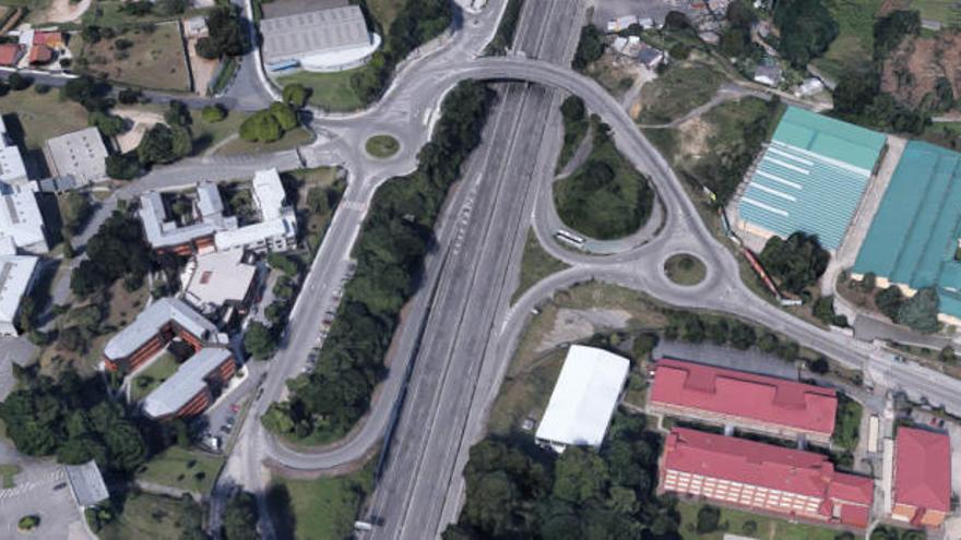 Vista de la zona del Meixoeiro, con centros educativos a uno y otro lado de la autovía A-55. // Google