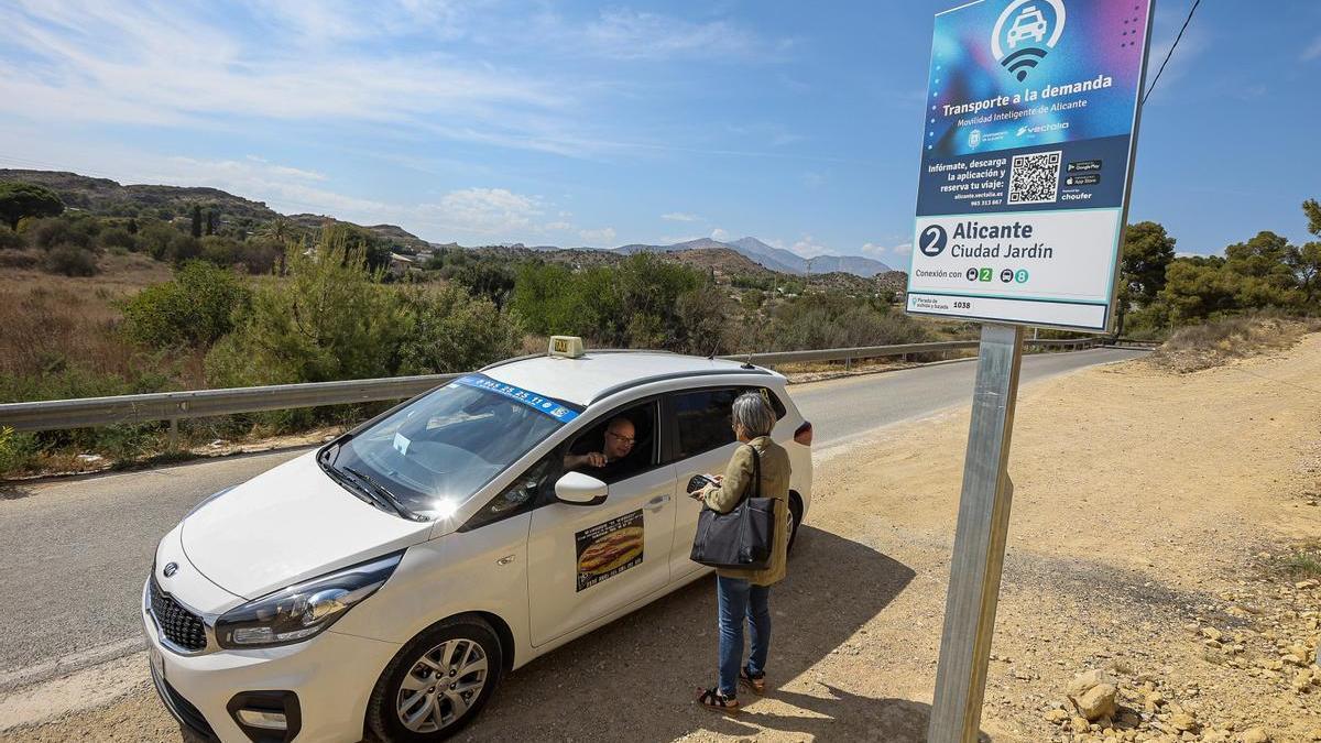Una vecina de Alicante se sube a un taxi en el servicio de transporte a demanda