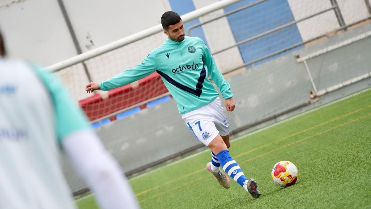 Imanol Barace, uno de los capitanes del Extremadura, en un calentamiento anterior.