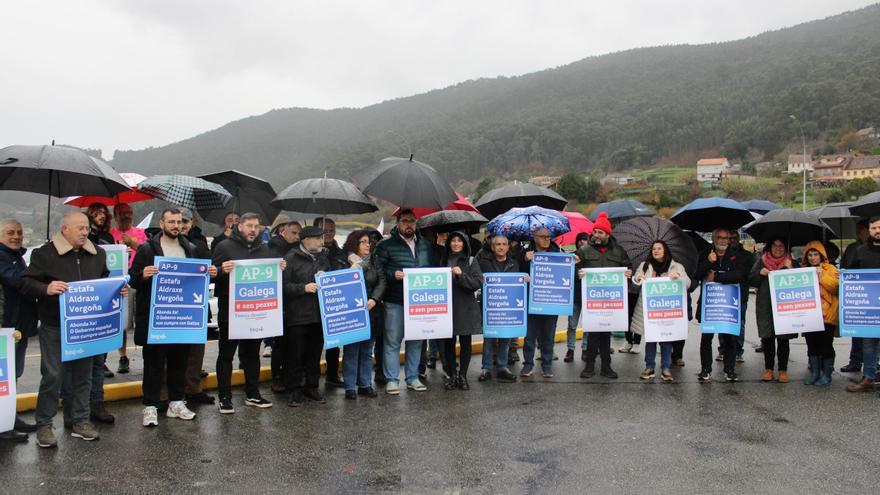 «Estafa, aldraxe, vergoña» : el acto simbólico del BNG para reclamar el fin de los peajes de la AP-9