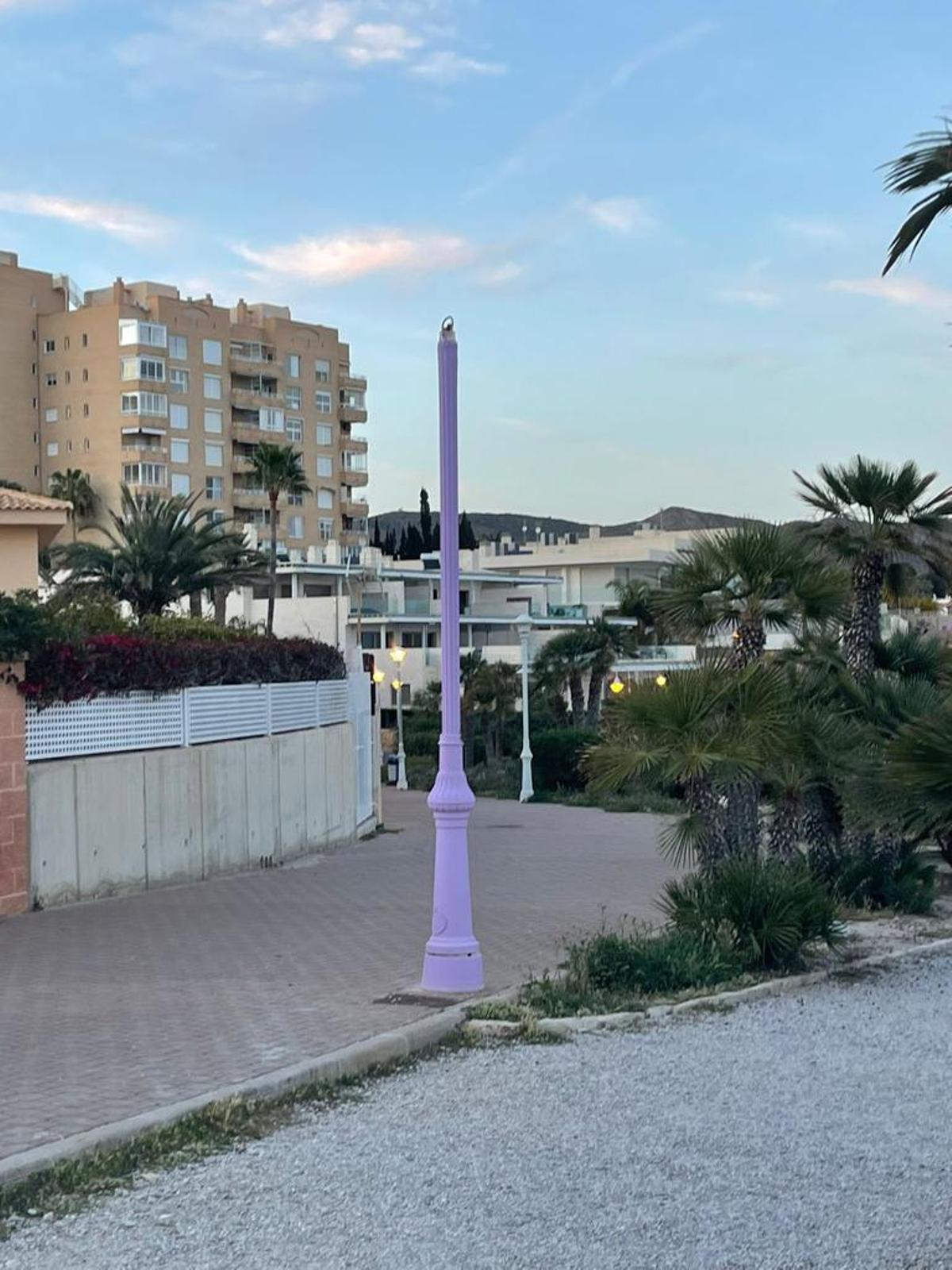 Una de las farolas del paseo rota