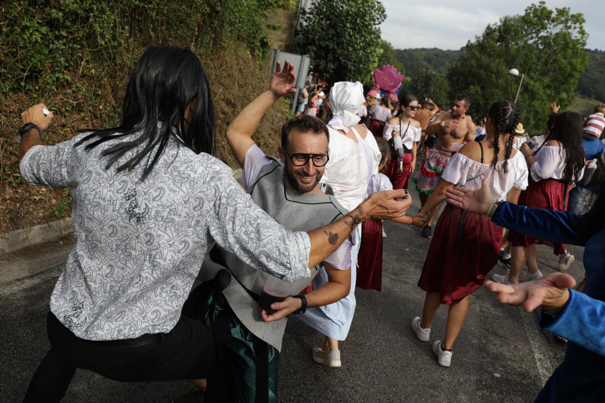 EN IMÁGENES: Cuarenta barcos y 6.000 "marineros" en un Descenso Folklórico del Nalón con mucho ritmo