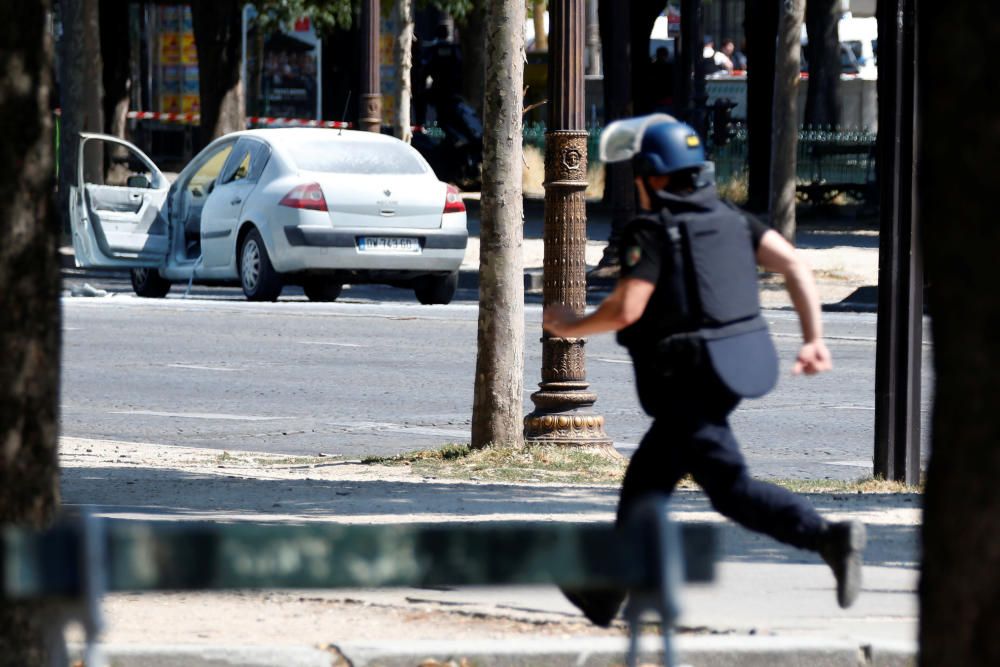 Las imágenes del ataque a un furgón policial en París