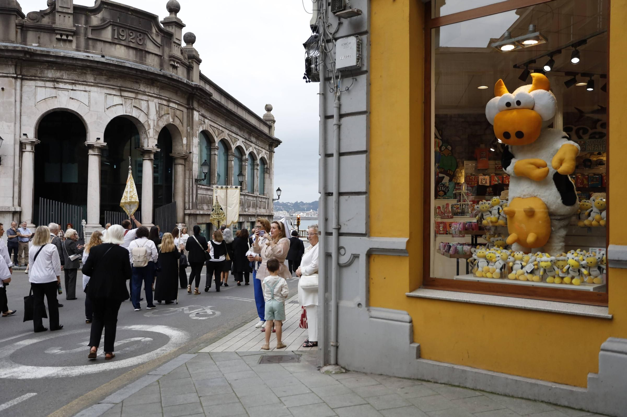 Pétalos, incienso, niños... así fue la procesión del Corpus Christi en Gijón (en imágenes)