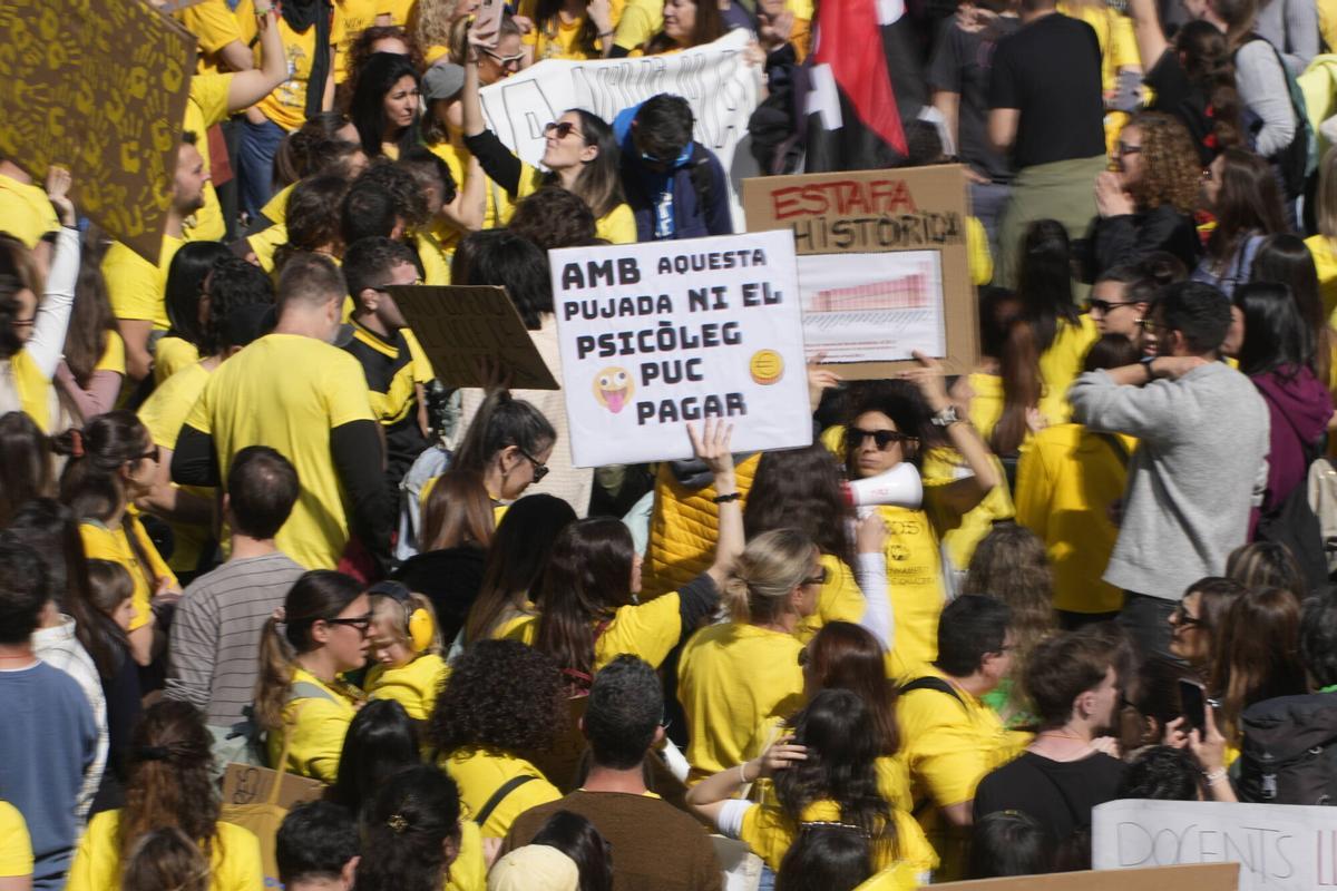 Barcelona 16/3/2026 Docentes en huelga Manifestación de profesores en Plaça Sant Jaume Fotografía de Ferran Nadeu