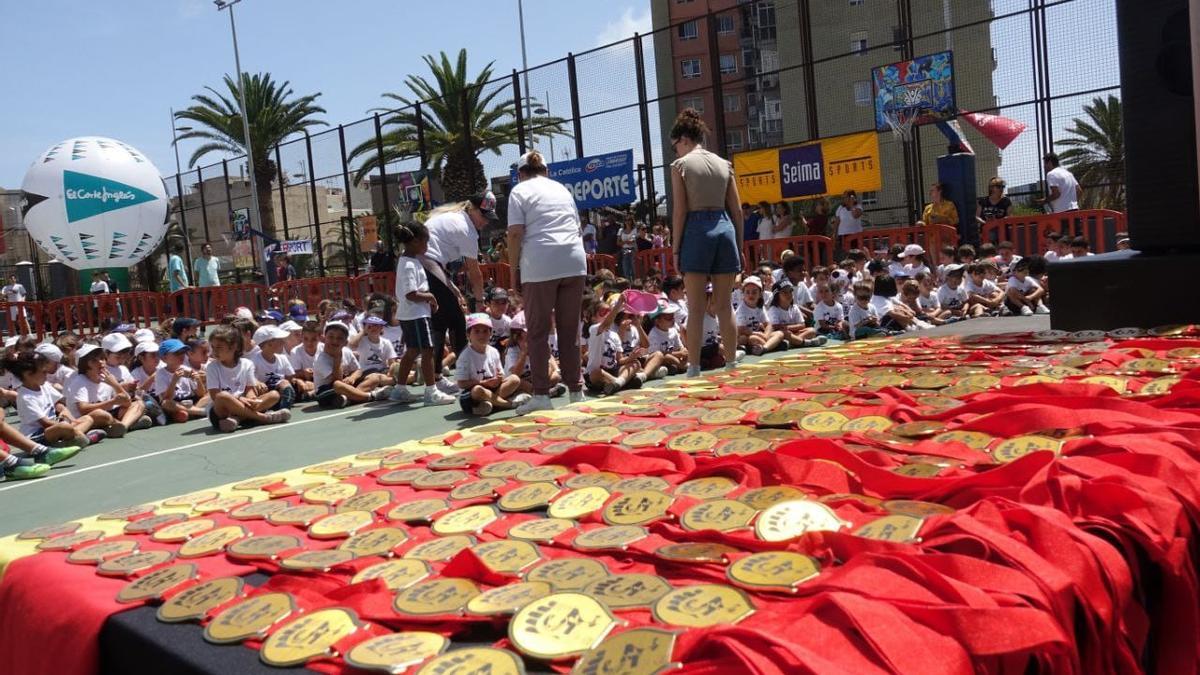 Un momento de las particulares olimpiadas de los niños del colegio de El Cabo.