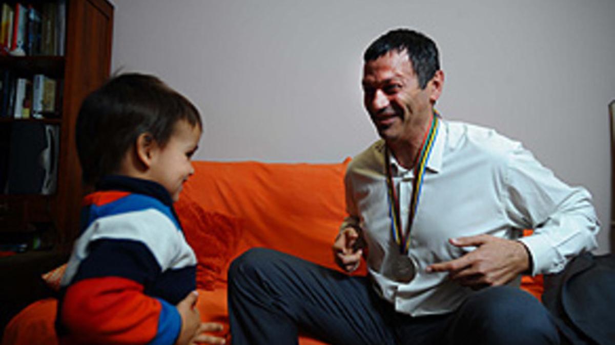El hijo de Peñalver, Diego, de 3 años, juega con su padre en su casa de Molina de Segura (Murcia)