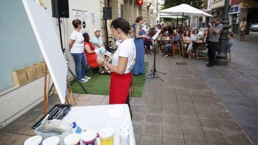 Itziar Sánchez, ayer, disponiéndose a pintar sobre un lienzo en la calle de Palacio Valdés.